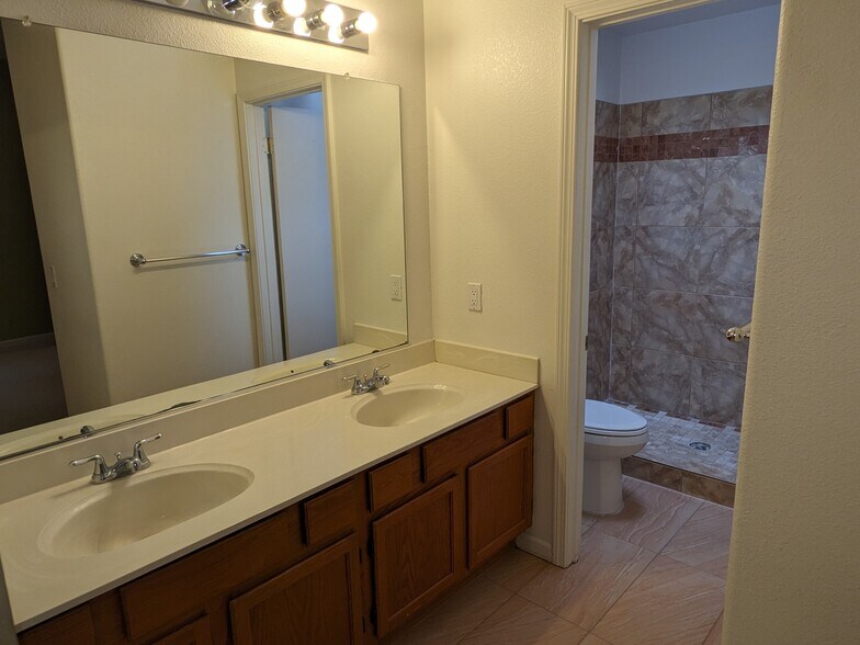 Building Photo - 224 Berry Oak Ct