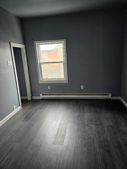 Building Photo - 716 E 1st St