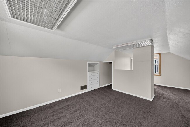 Building Photo - Charming 3-Bedroom Bungalow for Rent in Lincoln Park