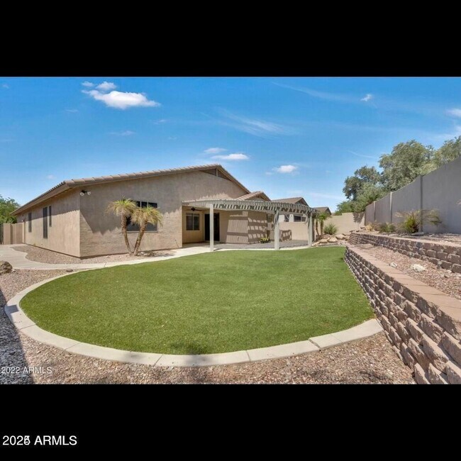 Building Photo - 18663 W Sunrise Dr