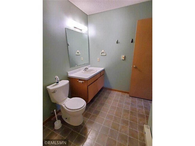 Building Photo - 560-580 Spring St