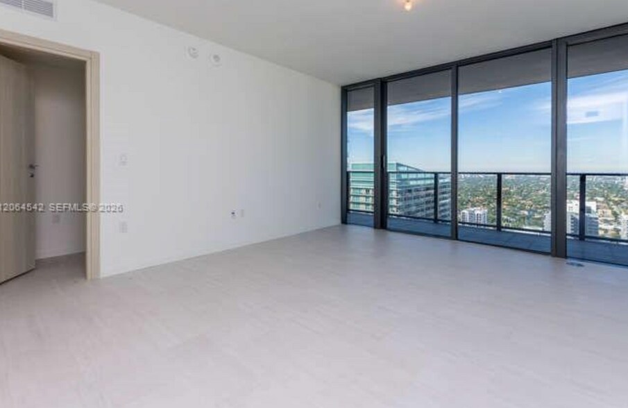 Building Photo - 1000 Brickell Plz