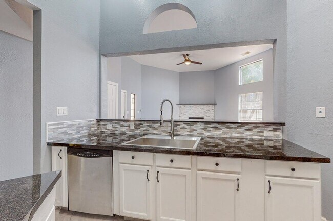 Building Photo - NW Home 3 Bedroom 2 Bath 2/CG 1266/SF