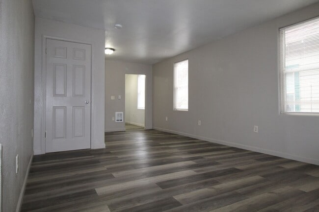 Building Photo - 1717 W Maxwell Ave