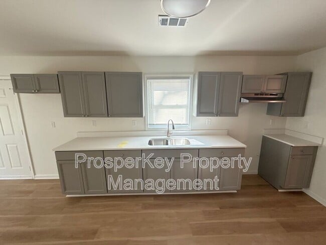 Building Photo - 1413 John Smith Ave