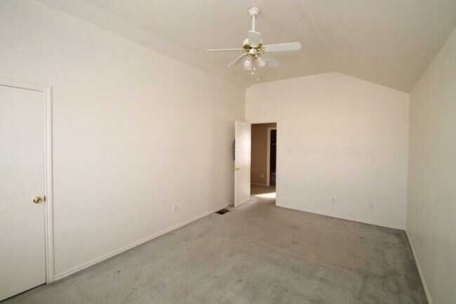 Building Photo - Convenience!