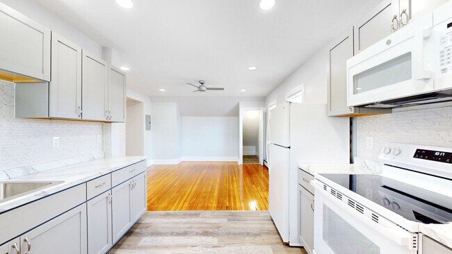 Building Photo - Avl 6/1 or sooner - Renovated 2BR in downt...