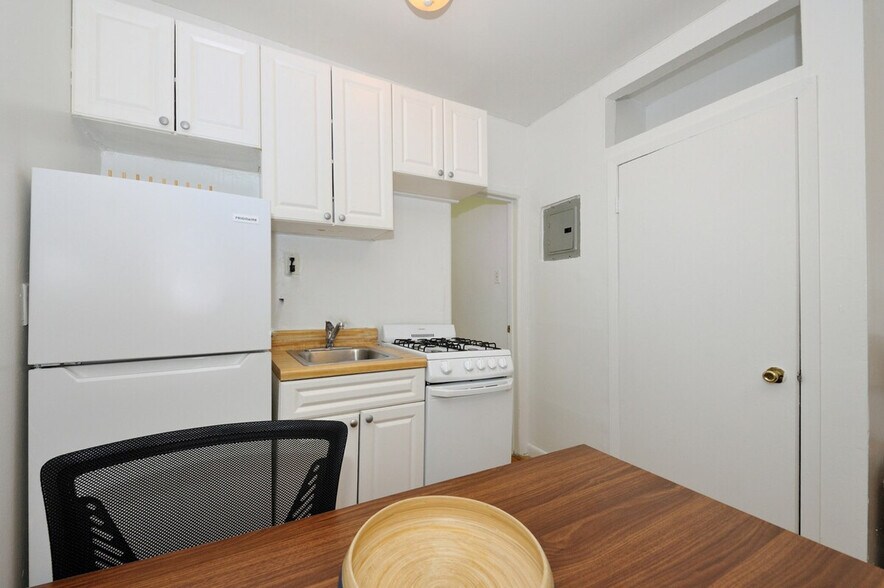 Building Photo - 422 W 56th St