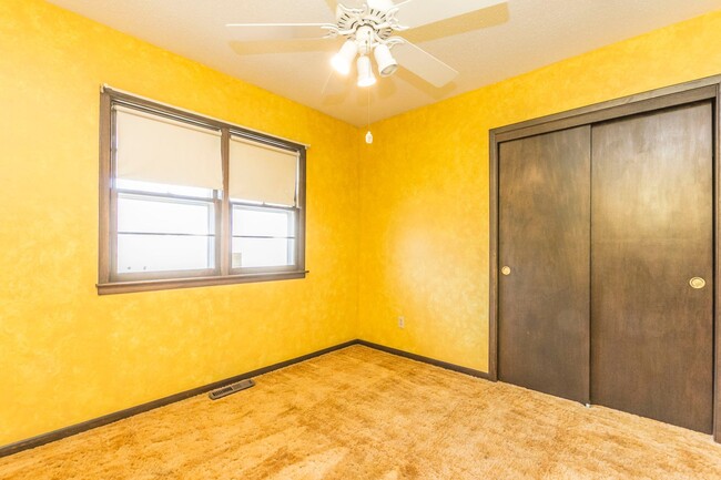Building Photo - 3 Bedroom 2 Bath Home for Rent Indianola, ...