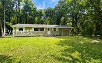Building Photo - 2 Bed/1 Bath Home with Modern Amenities / Available Now!