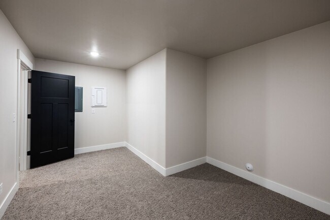 Building Photo - 715 Pine Ridge Ln