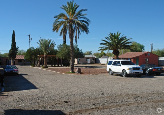 Primary Photo - Howdy Manor Apartments