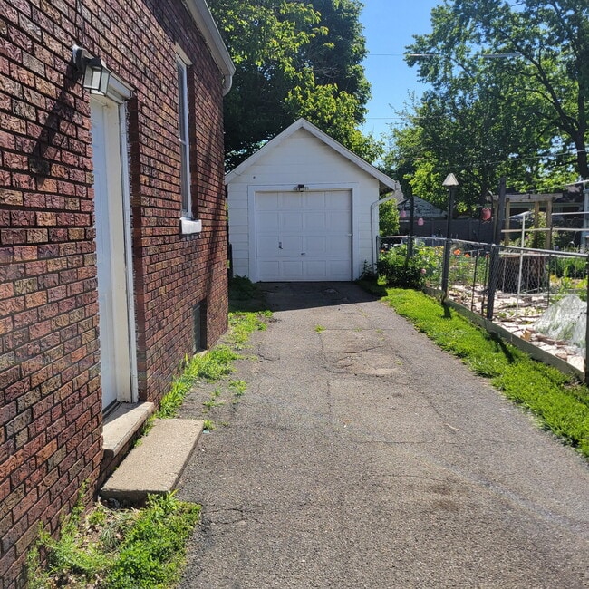 Building Photo - Near Westside 2BR Brick House!