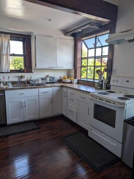 Kitchen - 412 Steele Ln