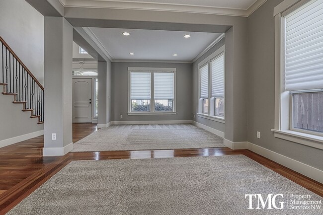 Building Photo - Large Pet Friendly 3 bed 2.5 bath home in ...