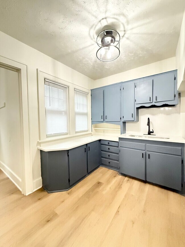 Building Photo - 303 N 38th St