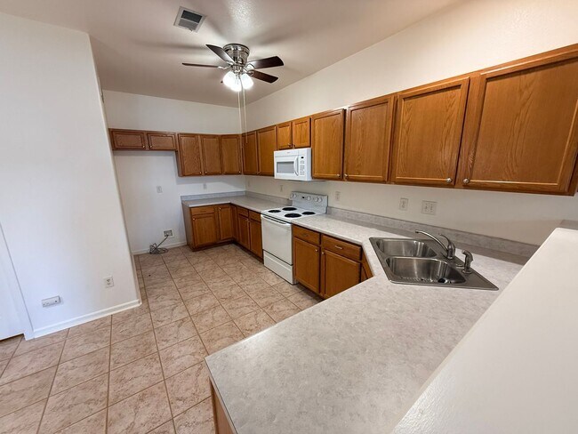 Building Photo - Updated 2-Bedroom Condo with Attached Garage and Pool Access