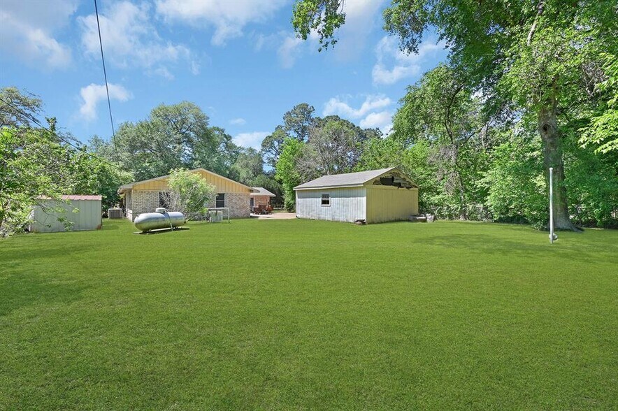 Large backyard - 3806 Tilson Ln
