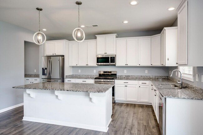 Building Photo - Beautiful 5 Bedroom Home For Rent
