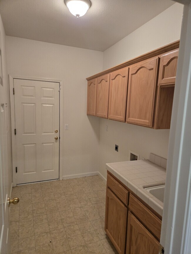 Building Photo - 561 Bluejay Ave