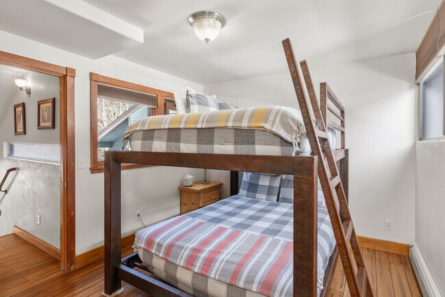 Building Photo - 747 W Pacific Ave