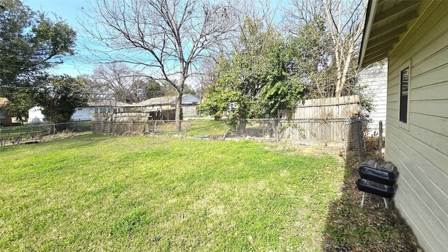 Building Photo - 12121 Hoblitzelle Dr