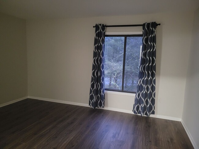 Building Photo - Charming 1 BR/1 BA Condo in Greenbelt!