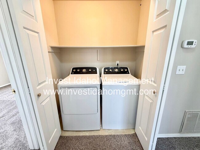 Building Photo - Avenger Lane