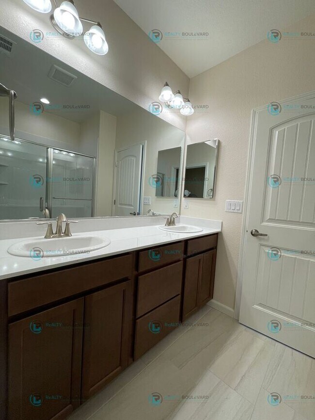 Building Photo - Half month FREE!!! Luxury and Convenience: Fully Equipped 3-Bedroom 2.5 Bathroom 2 car garage Con...