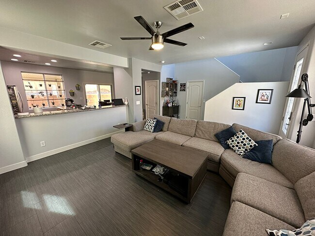 Building Photo - Gorgeous 3 bedroom Mountains Edge House