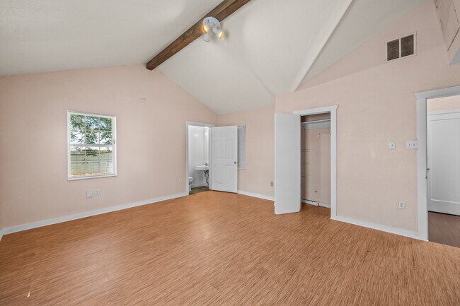Building Photo - Cute 2/1.5 Duplex, Minutes from TTU & Downtown LBK