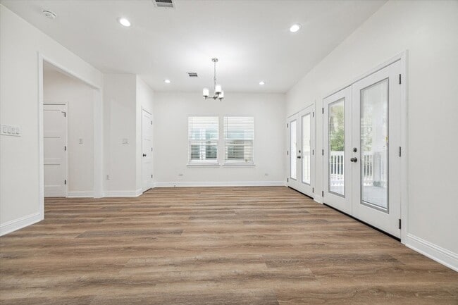 Building Photo - 915 E 37th St