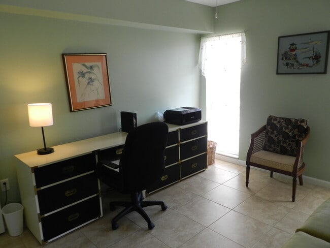 Building Photo - 6 W Greenway Dr