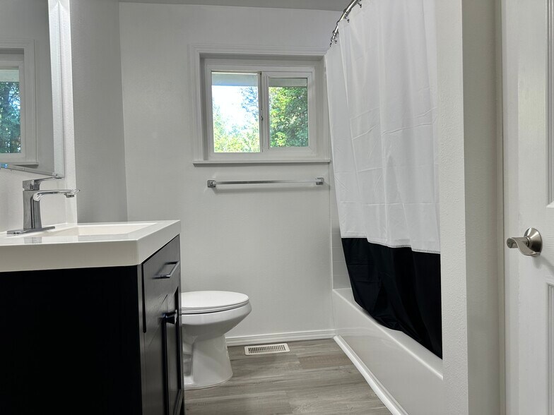 Upstair Bath - 18234 120th Ave SE