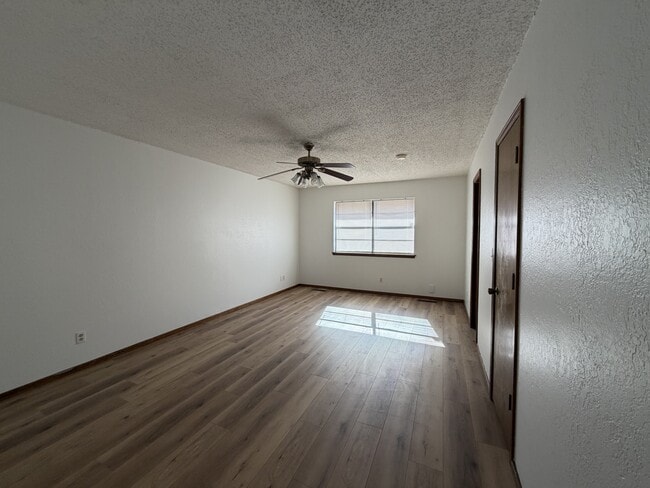 Building Photo - 202 N Cimarron Dr