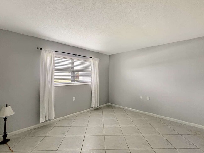 Building Photo - Well-Maintained 2-Bedroom Condo in Meridian Park | 55+ Community | Palm Beach Gardens