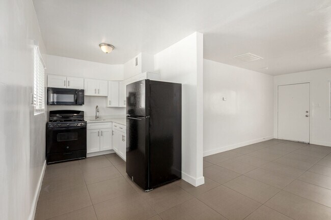 Building Photo - Upgraded One Bedroom, One Bathroom at 28 o...