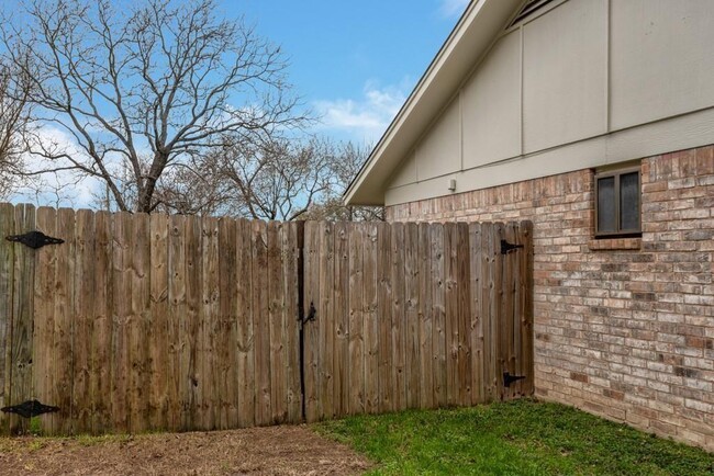 Building Photo - 2503 Versailles Dr