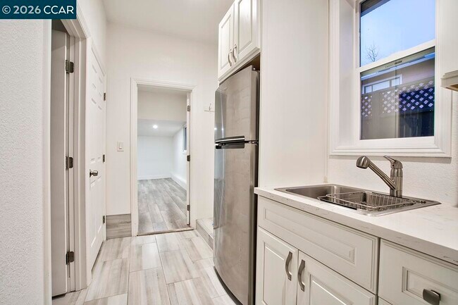 Building Photo - 1351 Eastshore Dr