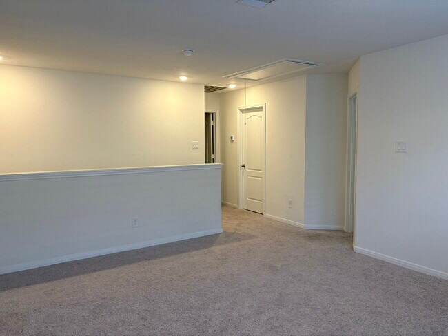 Building Photo - 4841 Sun Fls Dr
