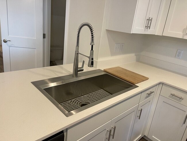 Building Photo - End Townhouse Unit in South Medford/Phoenix Area