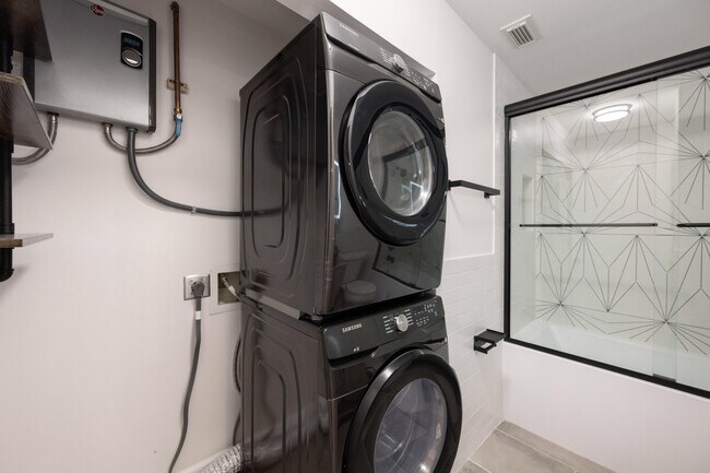 Building Photo - 5214 Stacy St