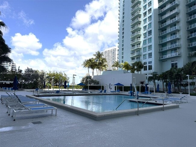 Building Photo - 1800 N Bayshore Dr