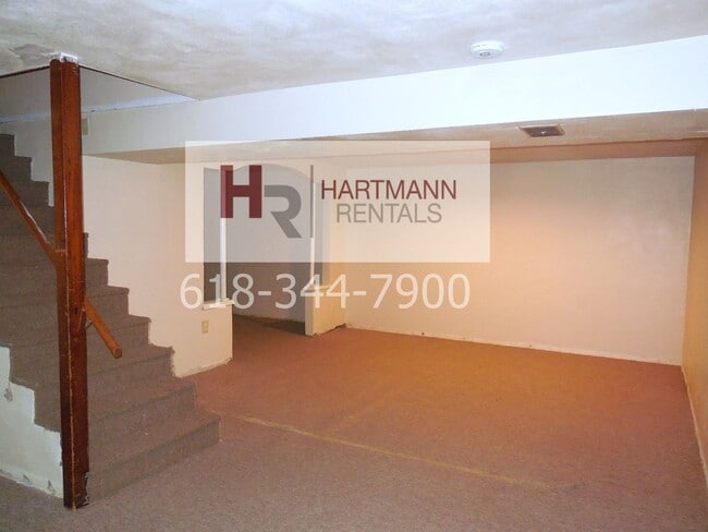 Building Photo - Three Bedroom 2 Bath Brick Home with 2 Car Garage!!