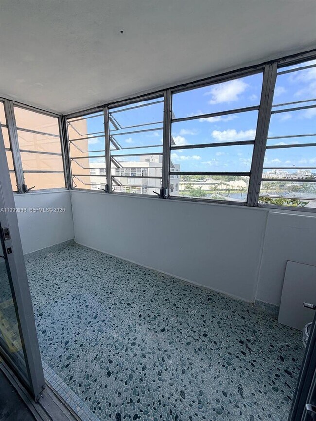 Building Photo - 16400 NE 17th Ave