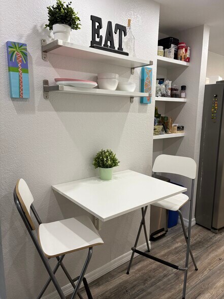 In kitchen table for 2 - 3425 16th St N