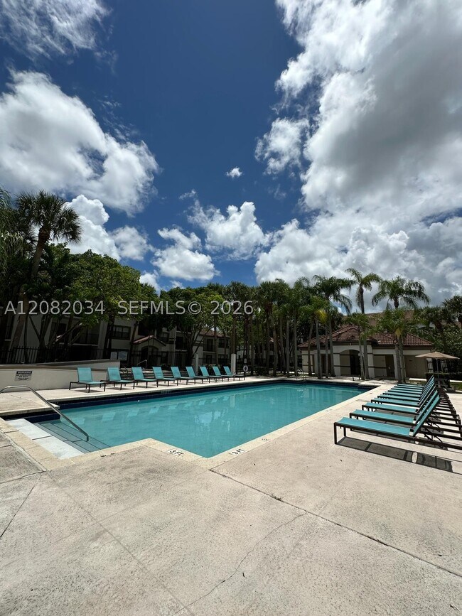 Building Photo - 540 S Park Rd