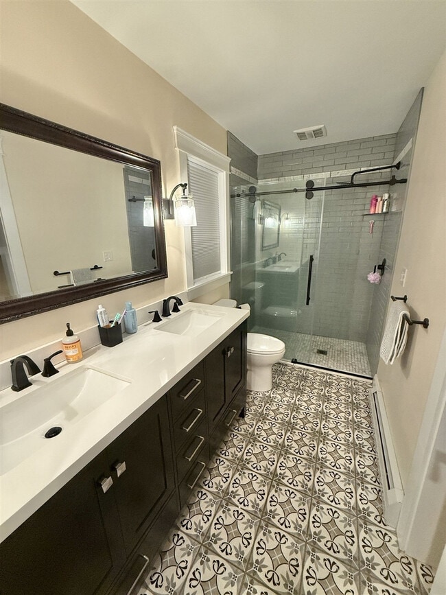 Building Photo - 304 NW River Rd