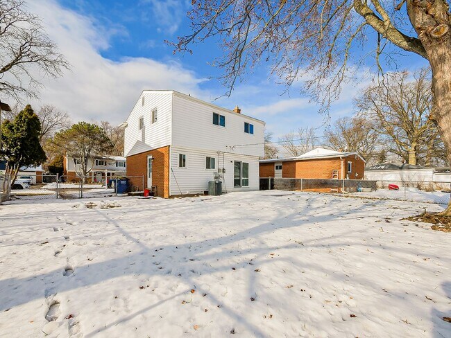 Building Photo - AVAILABLE NOW! Spacious and Inviting Westland Home!