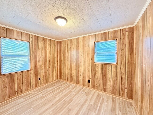 Building Photo - Charming 2-Bedroom Cottage On 1.25 Acres